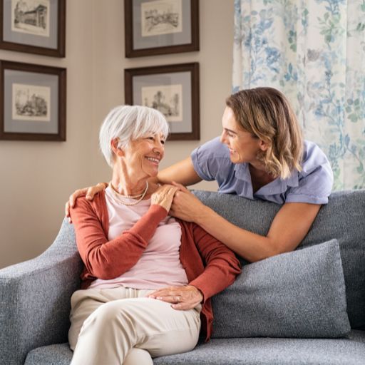 Trygg flytt till äldreboende med stöd från anhöriga Senior får stöd av anhörig inför flytt till äldreboende – trygghet och omtanke med SeniorFlytten