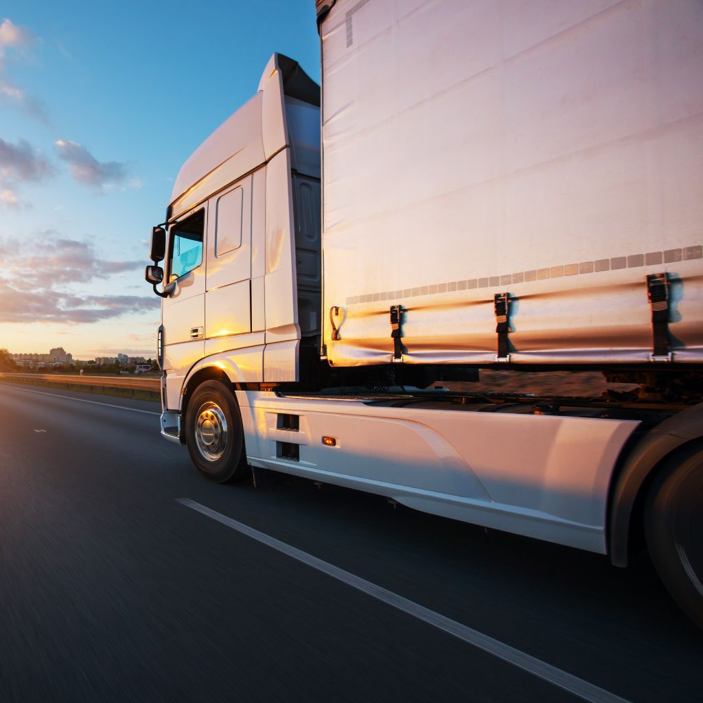 Transport för långdistansflytt Flyttlastbil på motorväg – trygg transport vid långdistansflytt