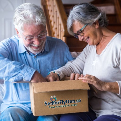 Packhjälp för pensionärer med Seniorflytten Äldre par packar tillsammans med flyttkartong märkt Seniorflytten – personlig och trygg flytthjälp för pensionärer